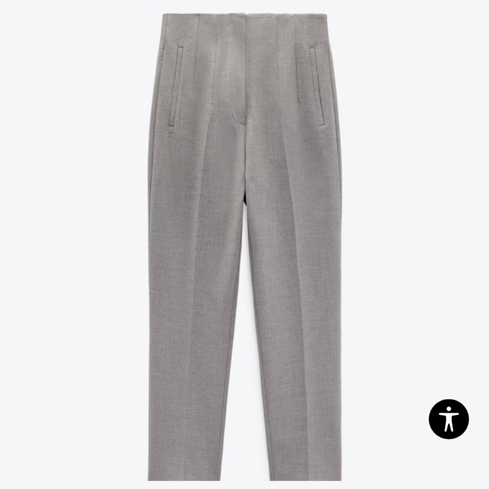 Elegant straight cut high-waisted pants with pronounced seams at front and back.
